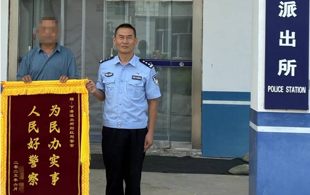 泰安：老人卖樱桃挣得2000余元被孙子网络充值 民警帮忙联系退回