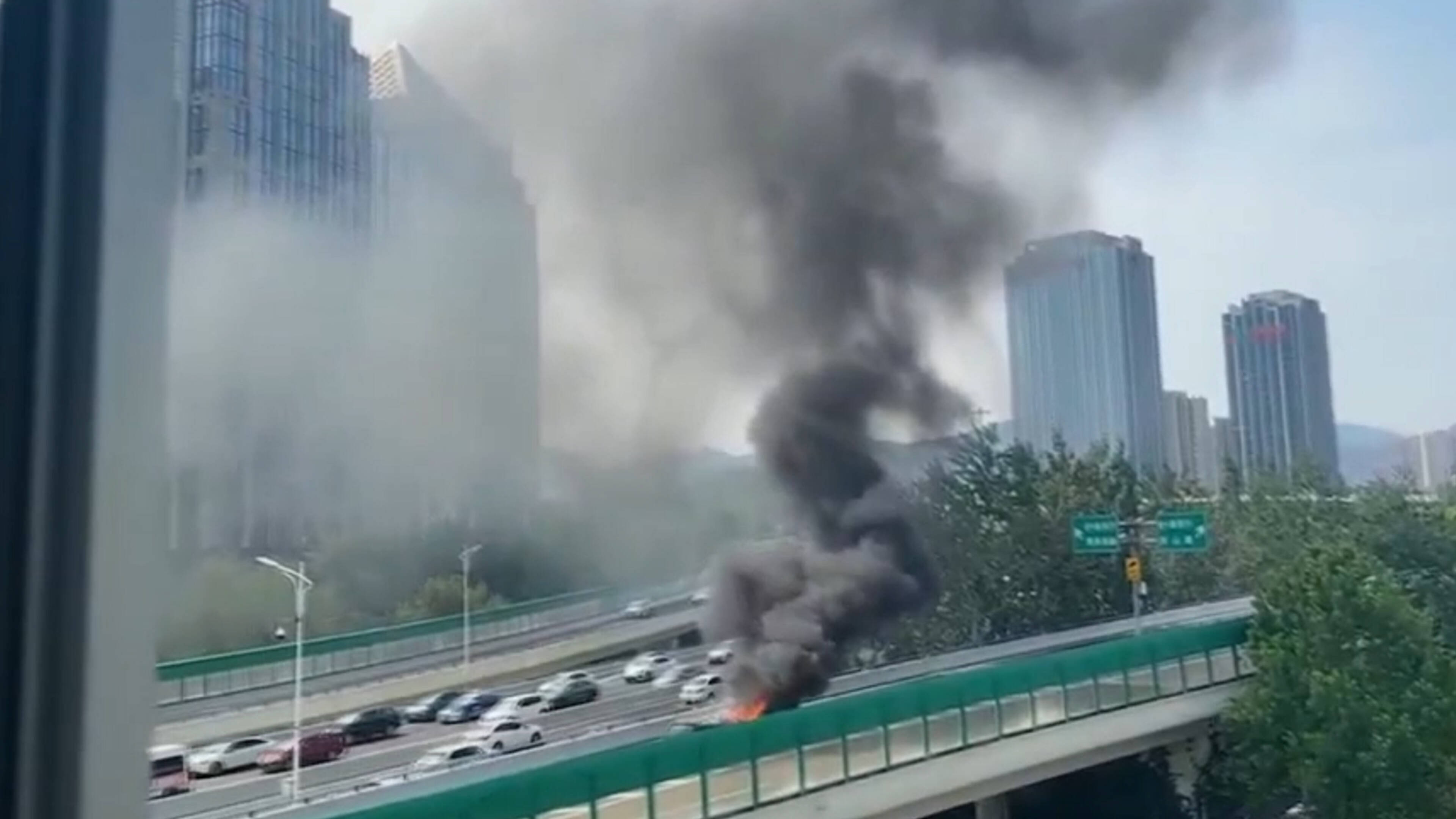 濟(jì)南高架一汽車自燃！高溫下開車 這幾樣易燃物品千萬別放車內(nèi)