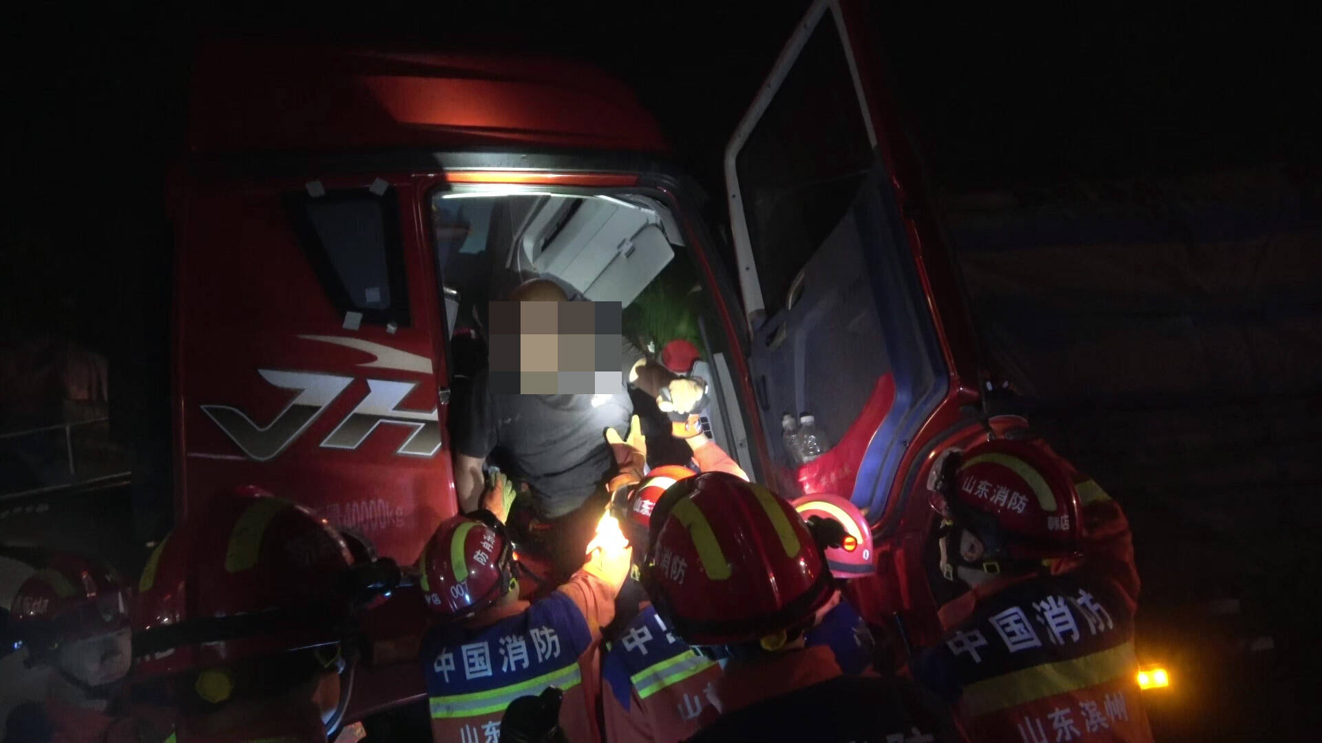 深夜三车连环追尾！邹平消防紧急破拆变形驾驶室救出被困司机