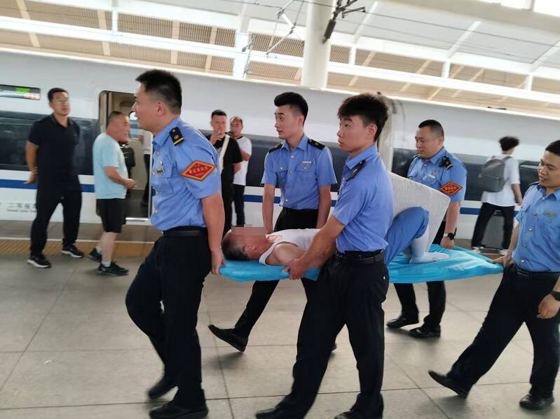 曲阜东站温情救助 为术后旅客铺就出站“暖途”