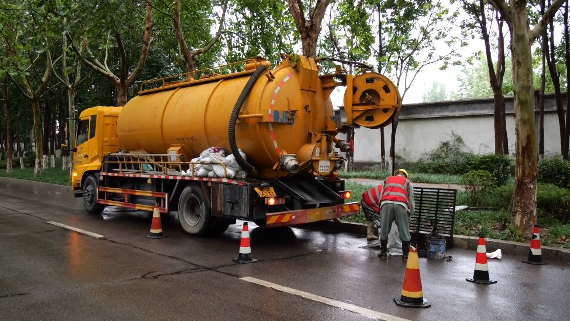 ​肥城：“机械+人工”协同清淤 多措并举保障雨后道路畅通