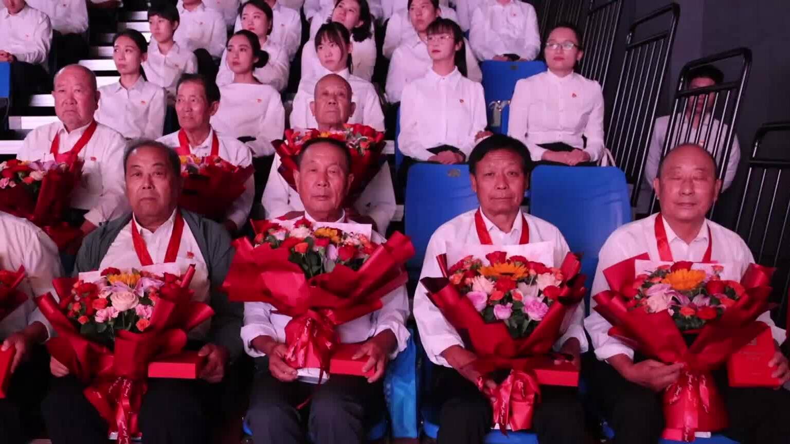滕州市举行“光荣在党50年”纪念章颁发暨“党课开讲啦”集中活动月启动仪式
