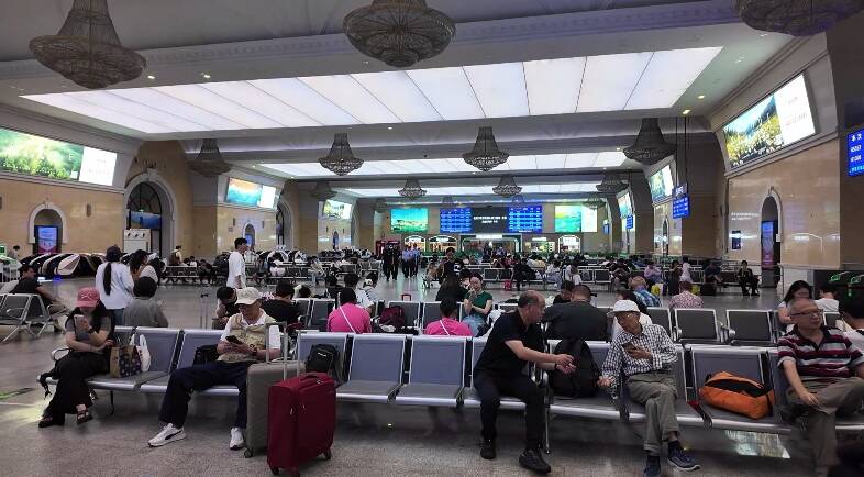 暑运第一天 铁路青岛站客流平稳  预计6日迎来客流小高峰