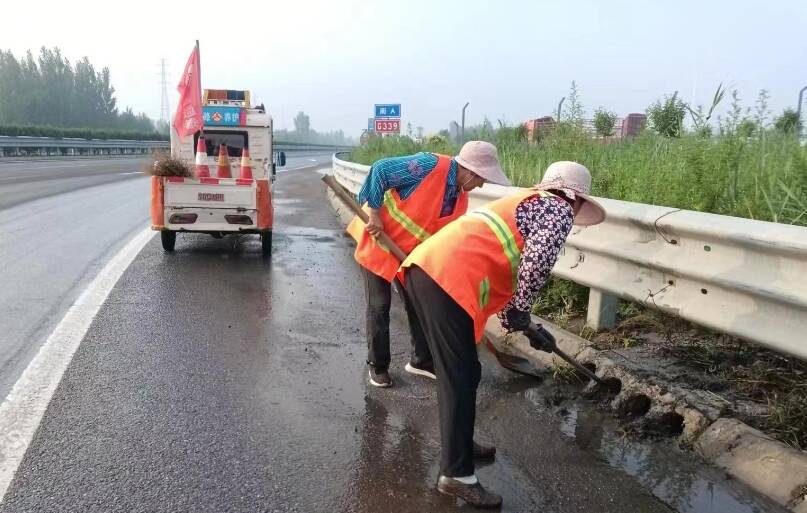 庆云公路分中心：提升公路排水能力 全力筑牢雨前安全防线