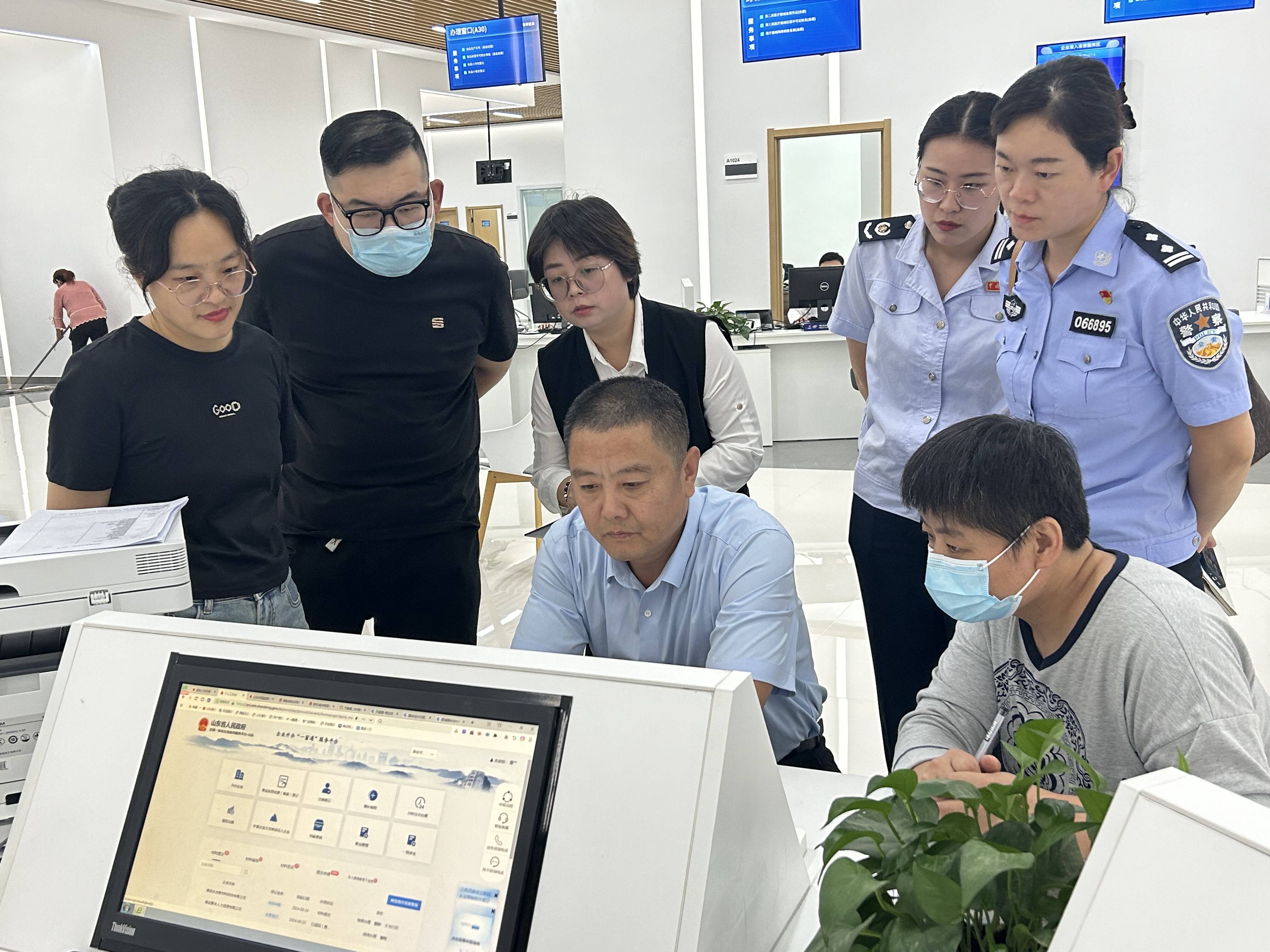 肥城：“我陪群众走流程” 提升政务服务满意度