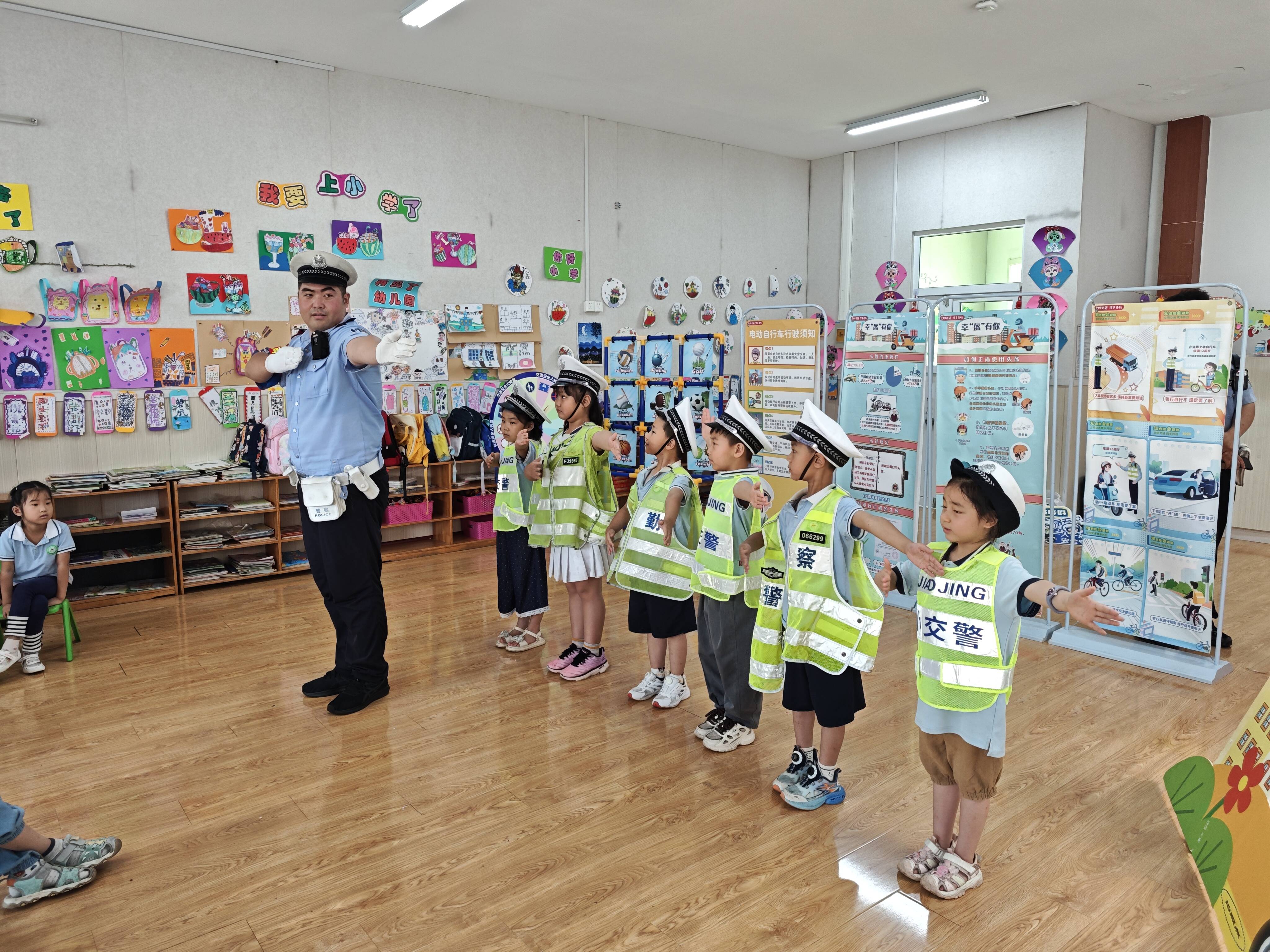 泰安市交警城东大队深入幼儿园开展“知危险 会避险”交通安全进校园宣传活动