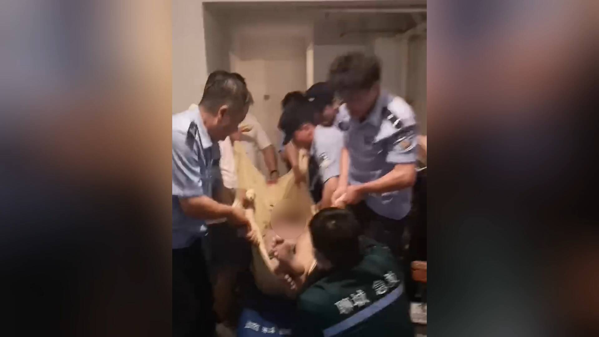 300斤独居男子突发疾病命悬一线 聊城警民化身“人肉担架”从7楼抬下送医