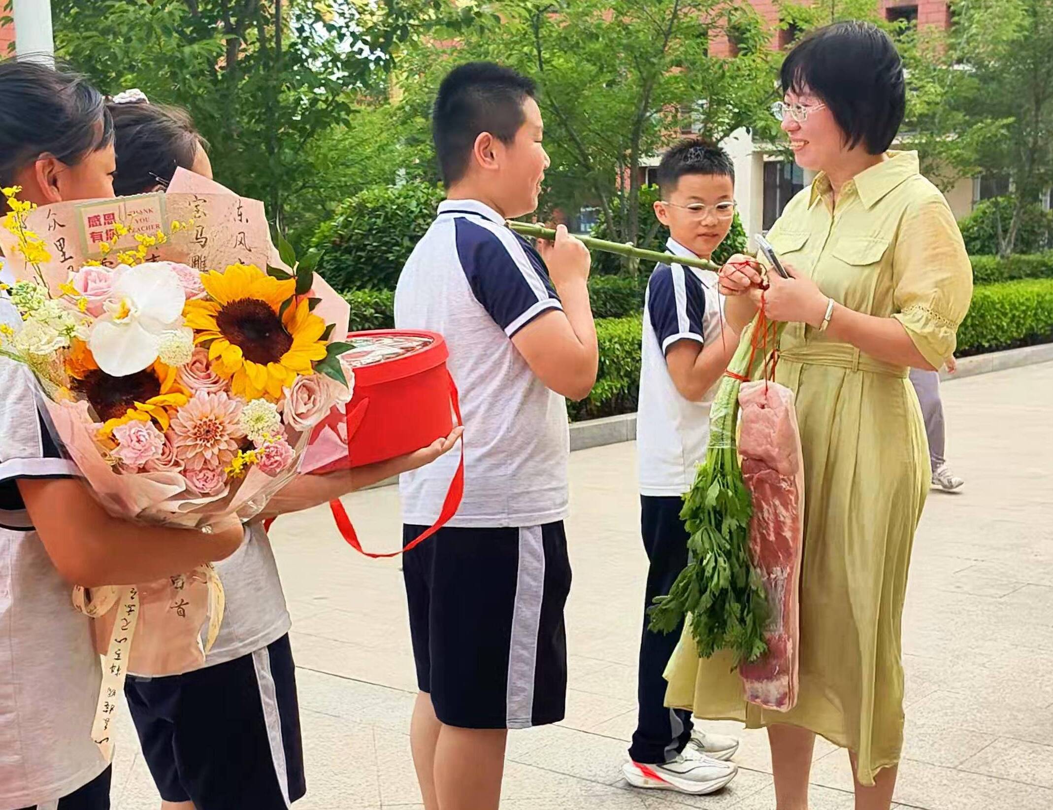 宁阳：毕业季学生行“束脩之礼”谢恩师 师生含泪相拥