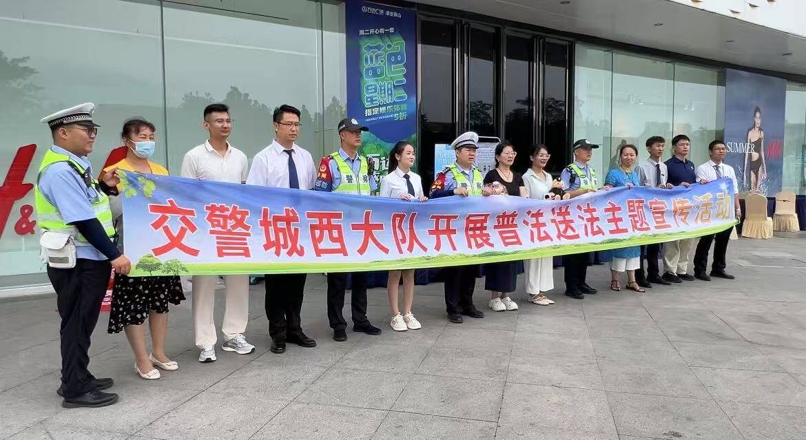 泰安城西交警普法送法 “平安石敢当”守护出行路