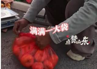 男子旅行路上买桃 被卖桃阿姨塞了满满一袋
