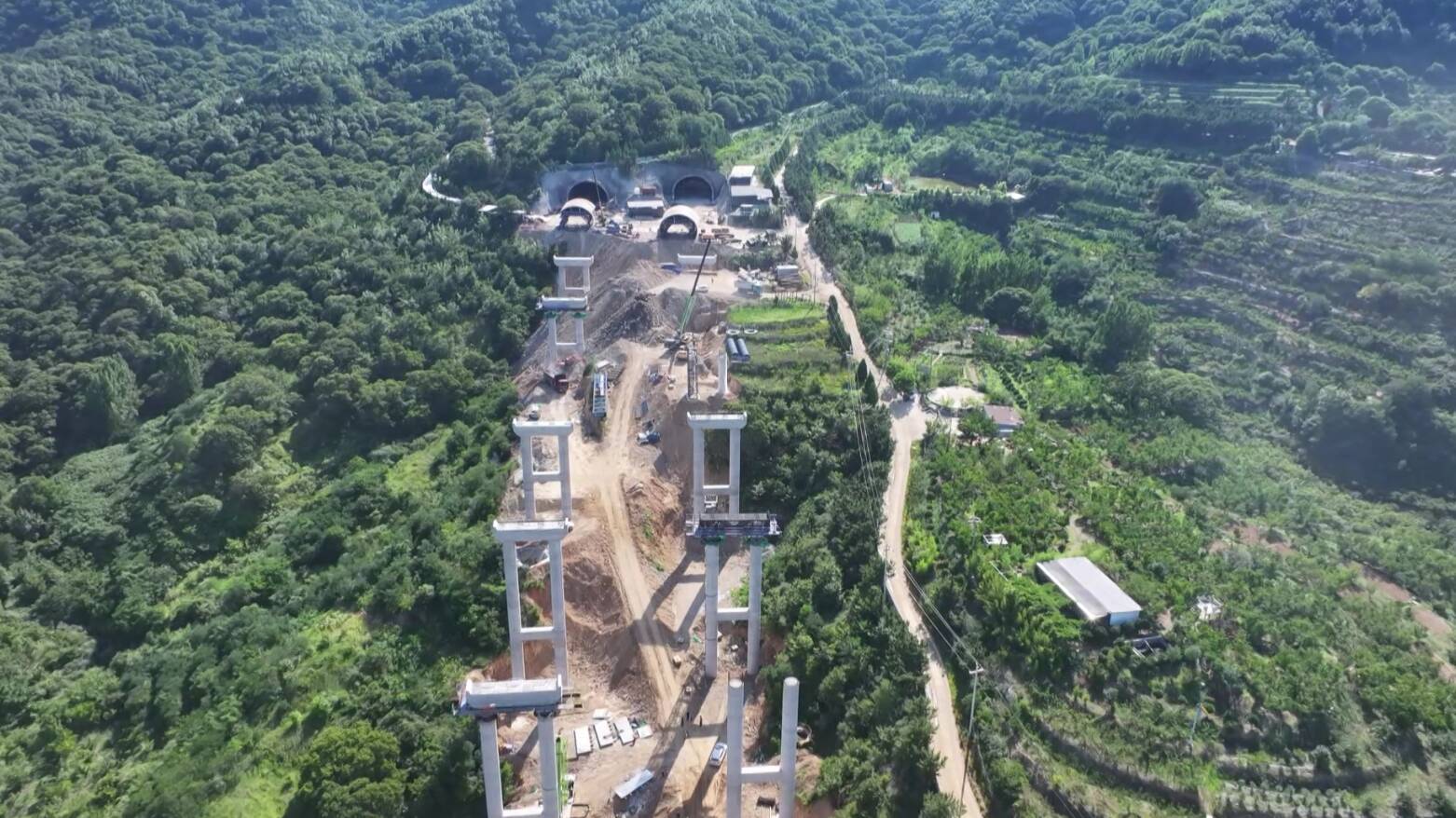 高温建设忙 董梁高速五莲段科学施工保进度