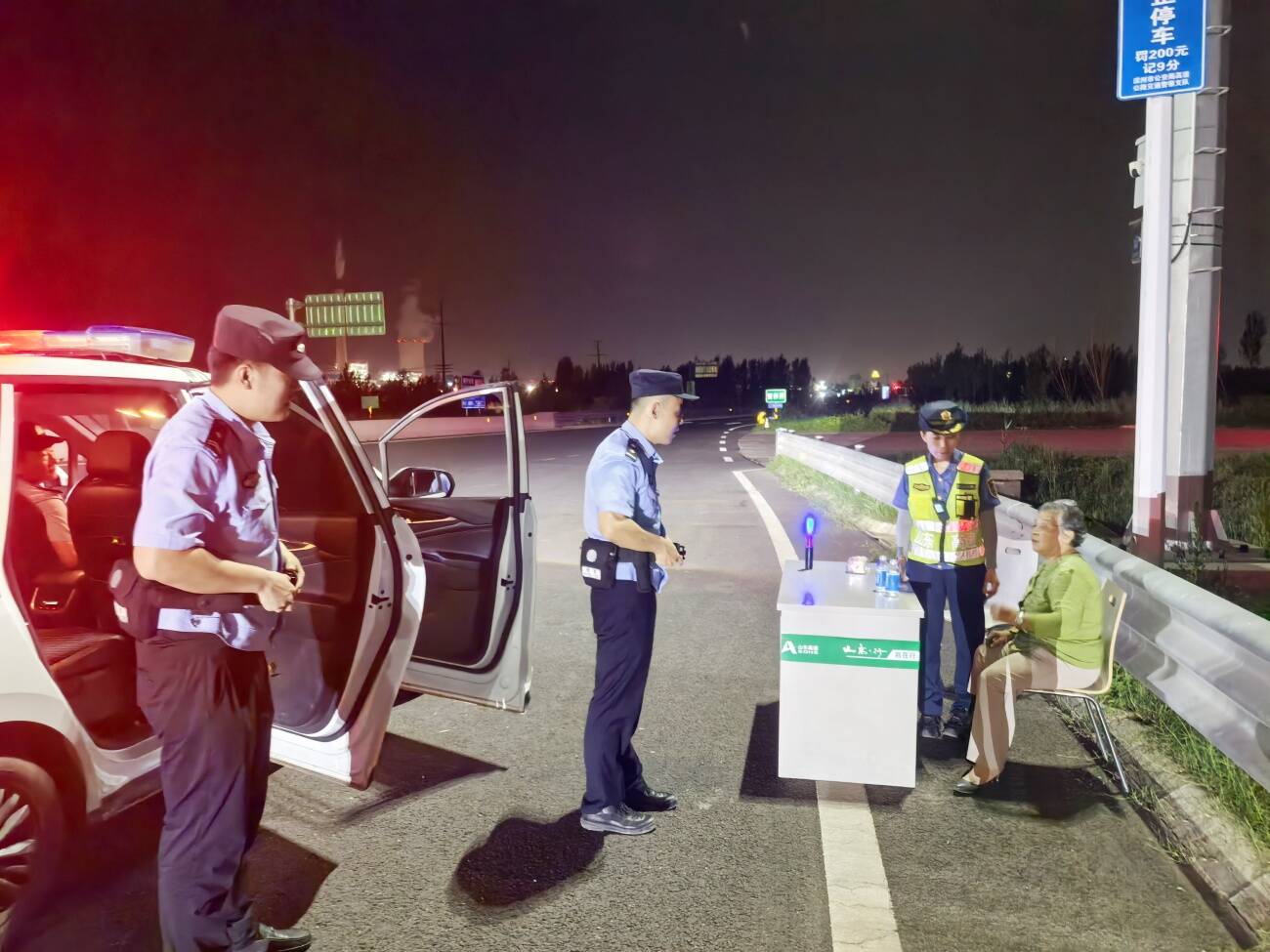 山東高速濱州發(fā)展有限公司梁才收費中心站 暖心幫助迷途老人回家