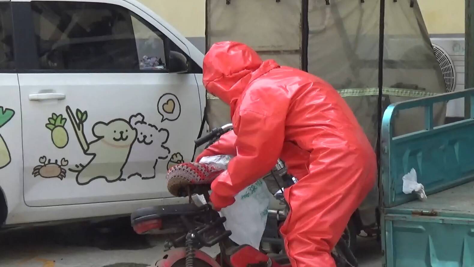濱州：電動自行車座“長”出馬蜂窩 消防隊員及時處置保安全