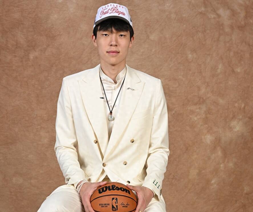 山東淄博小伙兒楊瀚森NBA夏聯(lián)首戰(zhàn)告捷！上場23分35秒 拿下10分4板5助