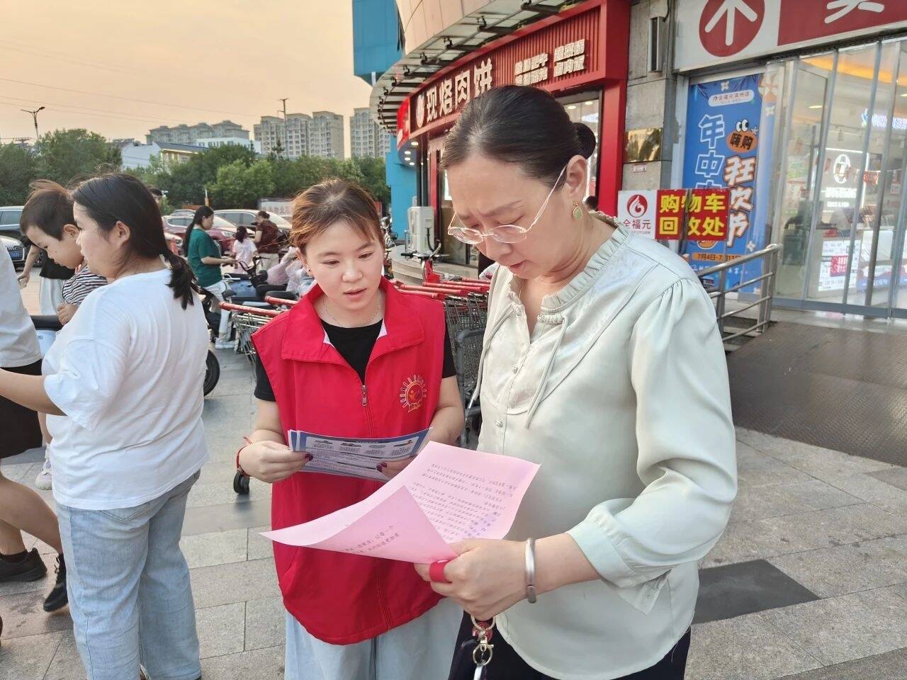 濱州濱城區：彭李街道開展“夏季送清涼”專項救助活動