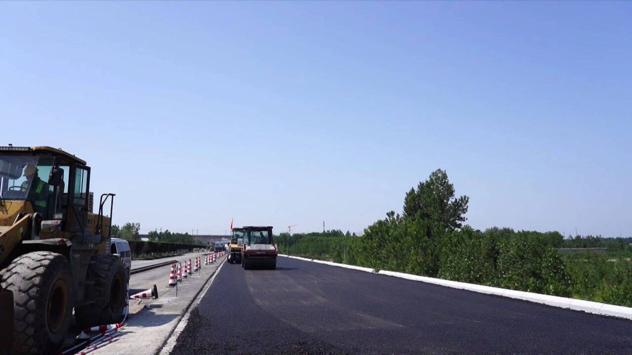 全省首條上跨八車道服務(wù)區(qū)跨線橋連廊完成合龍