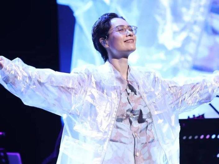 余超穎“迷煥紀(jì)”巡演八月抵達青島 用歌聲演繹都市心靈之旅
