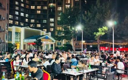 南海夏夜：烟火、潮趣与晚风交织