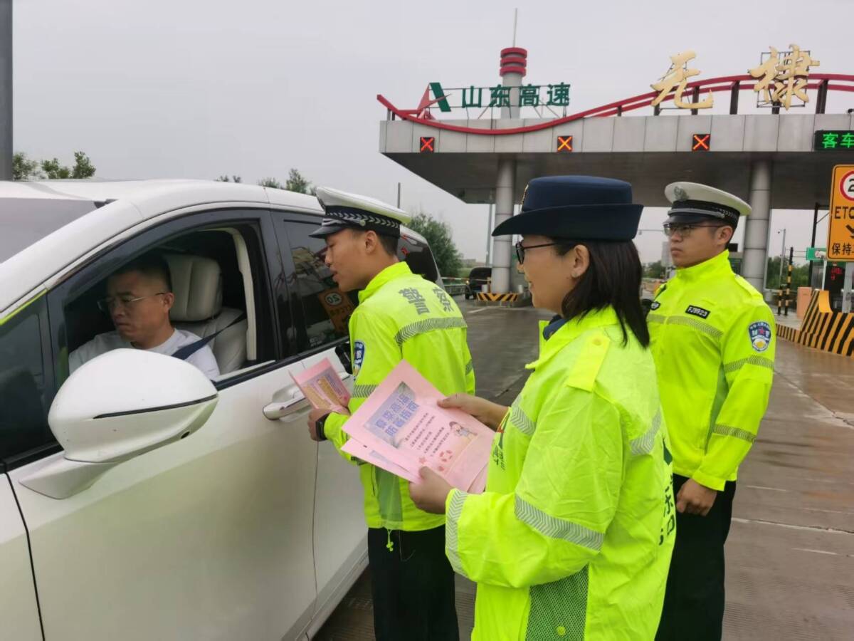 山東高速濱州發展有限公司攜手高速交警開展防暑防高溫宣傳活動