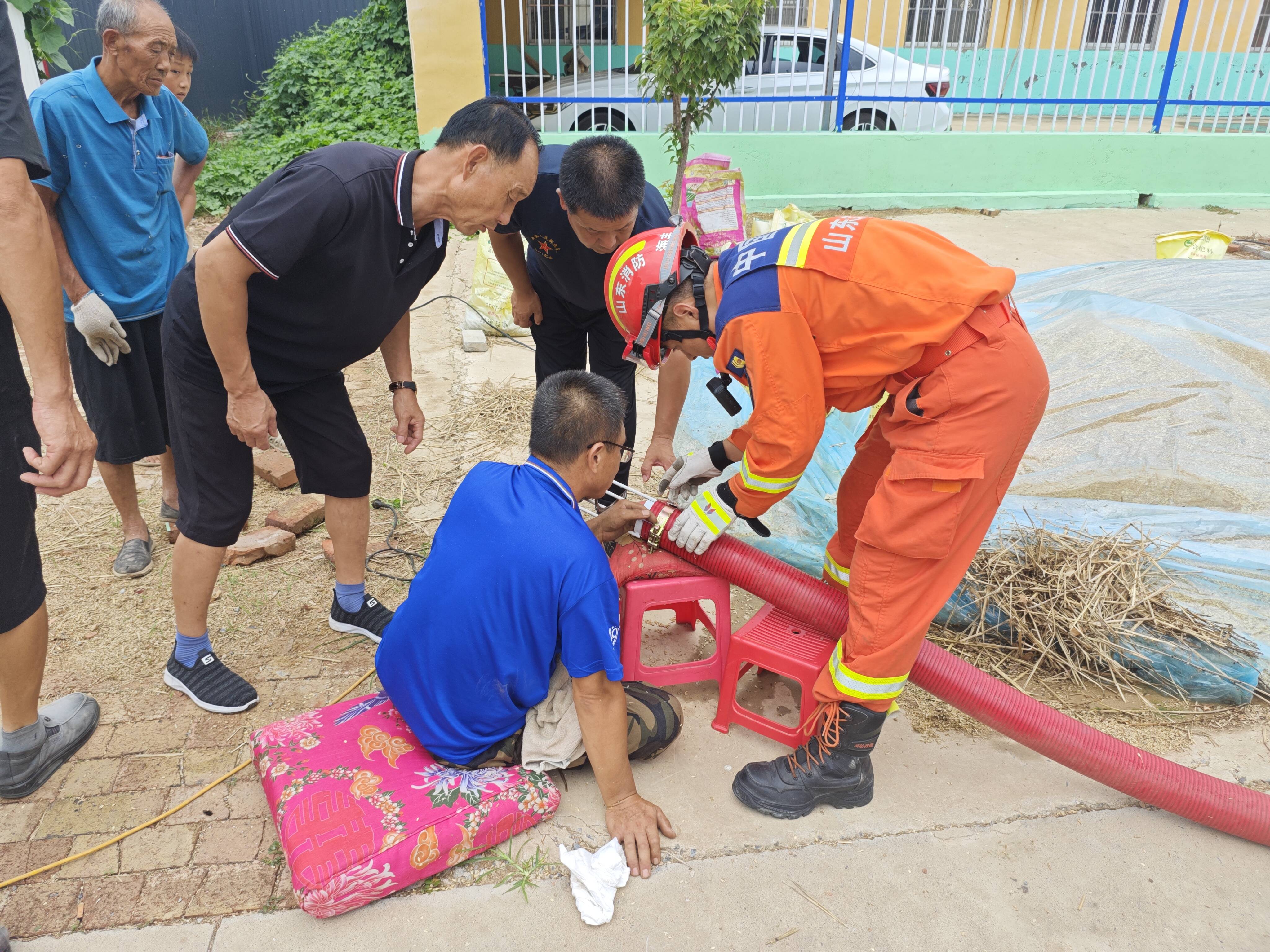 濱州：男子手卡吸糧機 消防緊急救援