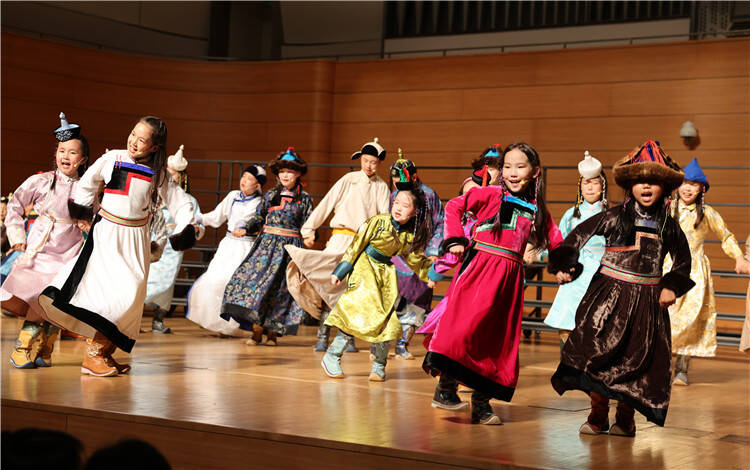 草原童声唱响青岛！呼伦贝尔五彩儿童合唱团全国公益巡演首站精彩绽放