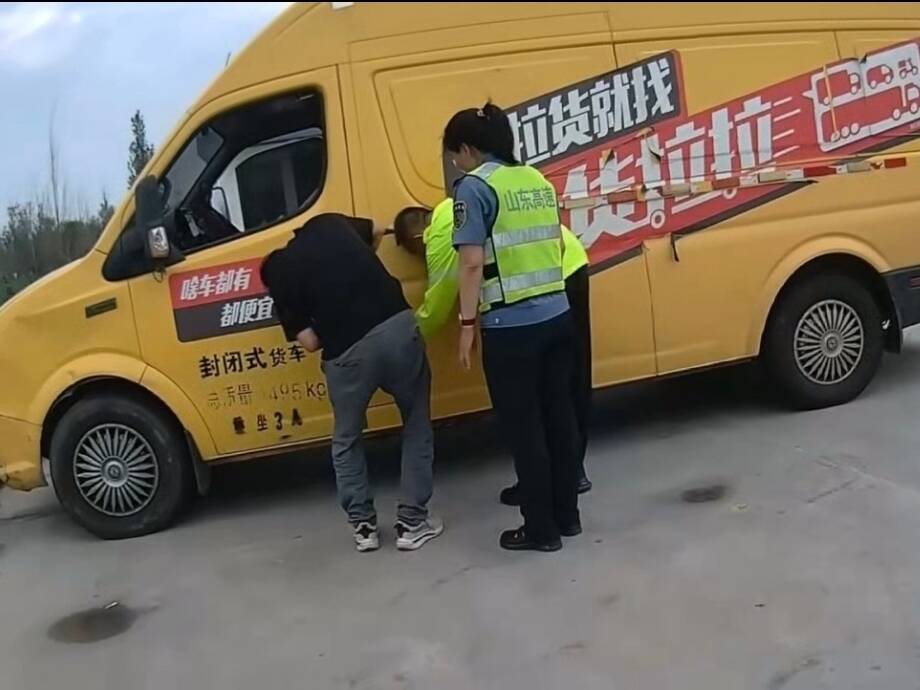 高溫天貨車“斷糧”急壞司機 山東高速工作人員伸援手為車輛緊急續航