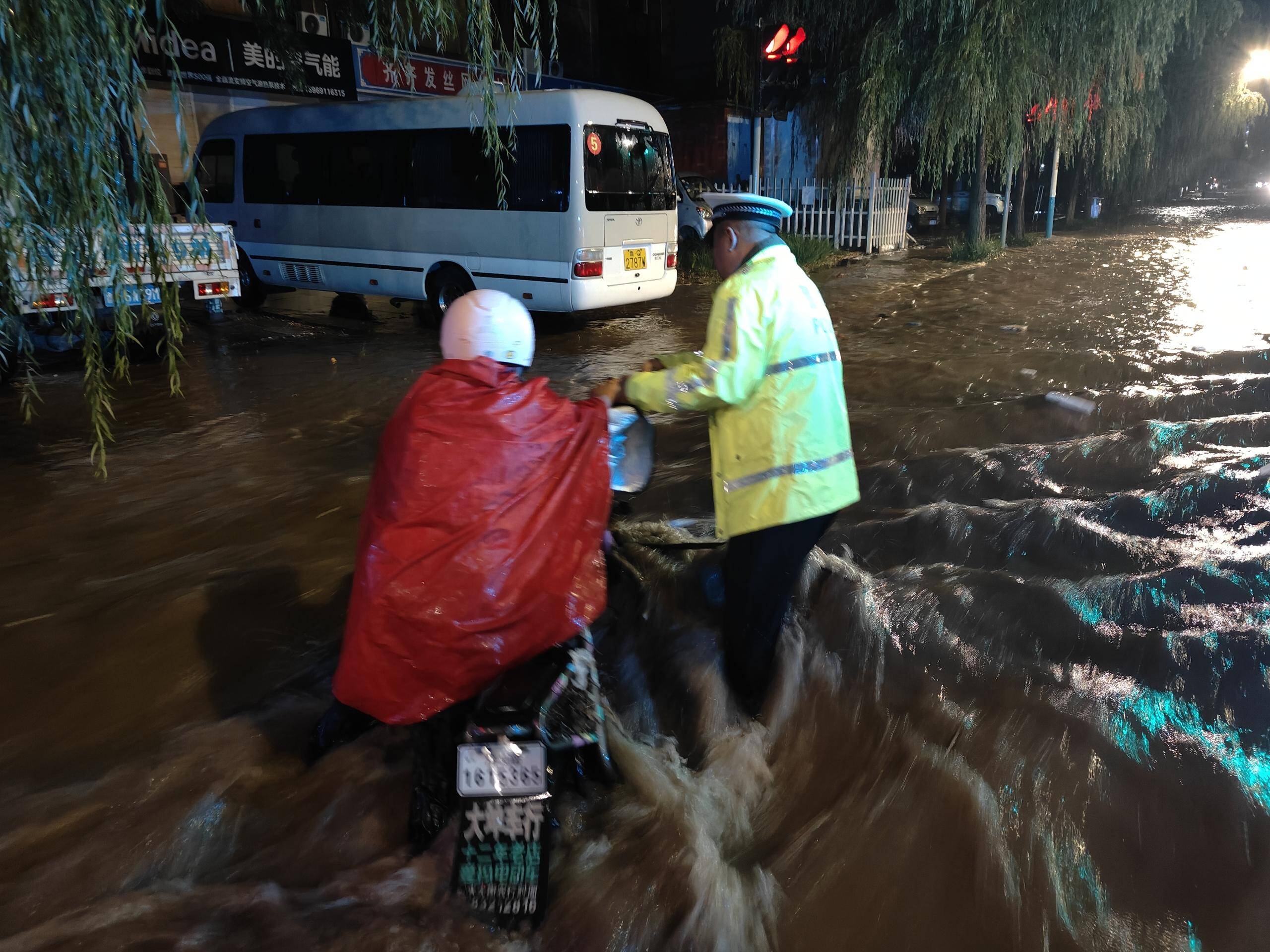 济南公安全力守护 筑牢雨天出行安全防线