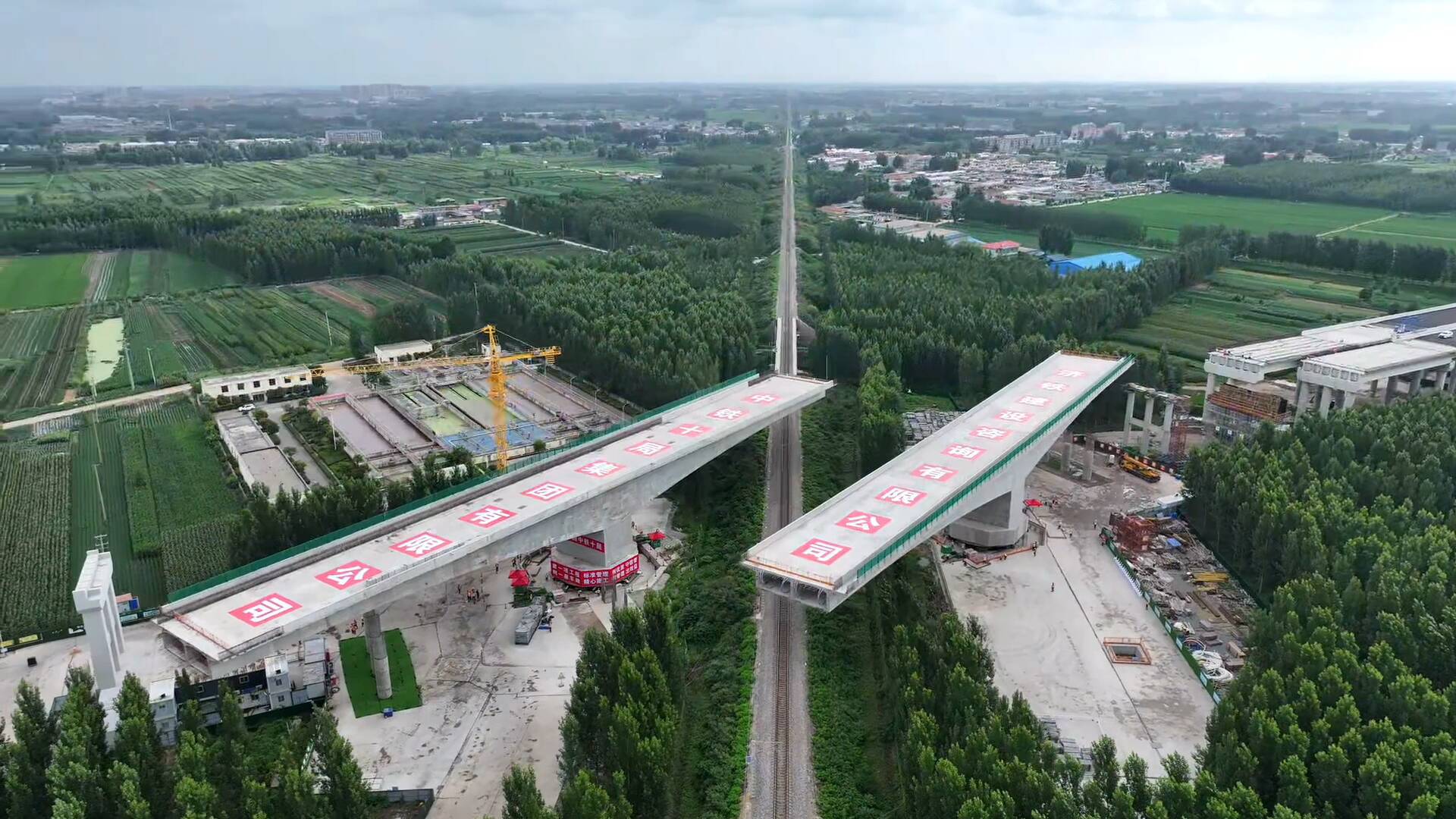 臨沂至滕州高速公路上跨膠新鐵路立交橋轉(zhuǎn)體成功