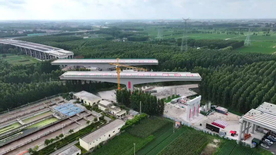 臨滕高速上跨膠新鐵路立交橋成功轉體