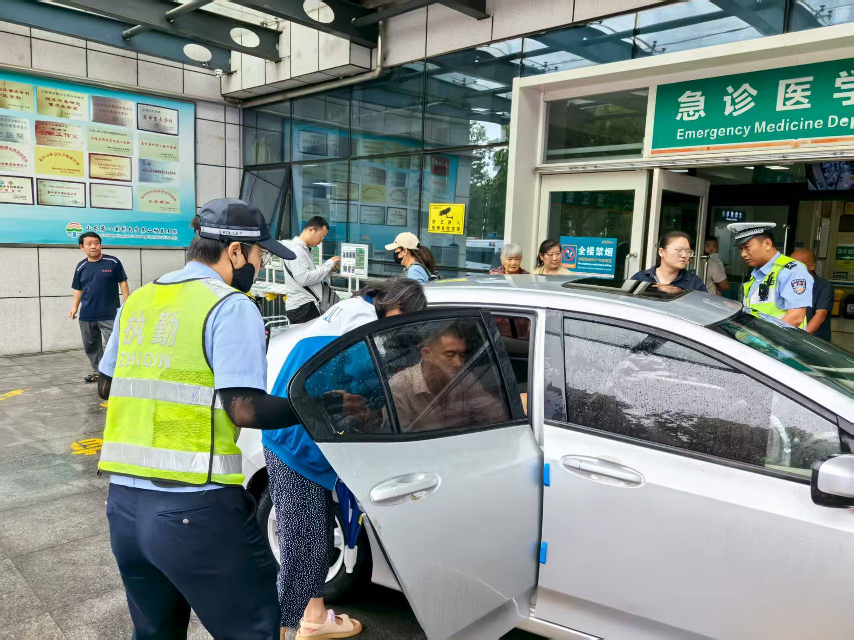泰安：交警雨中疾驰 为病患开辟绿色通道