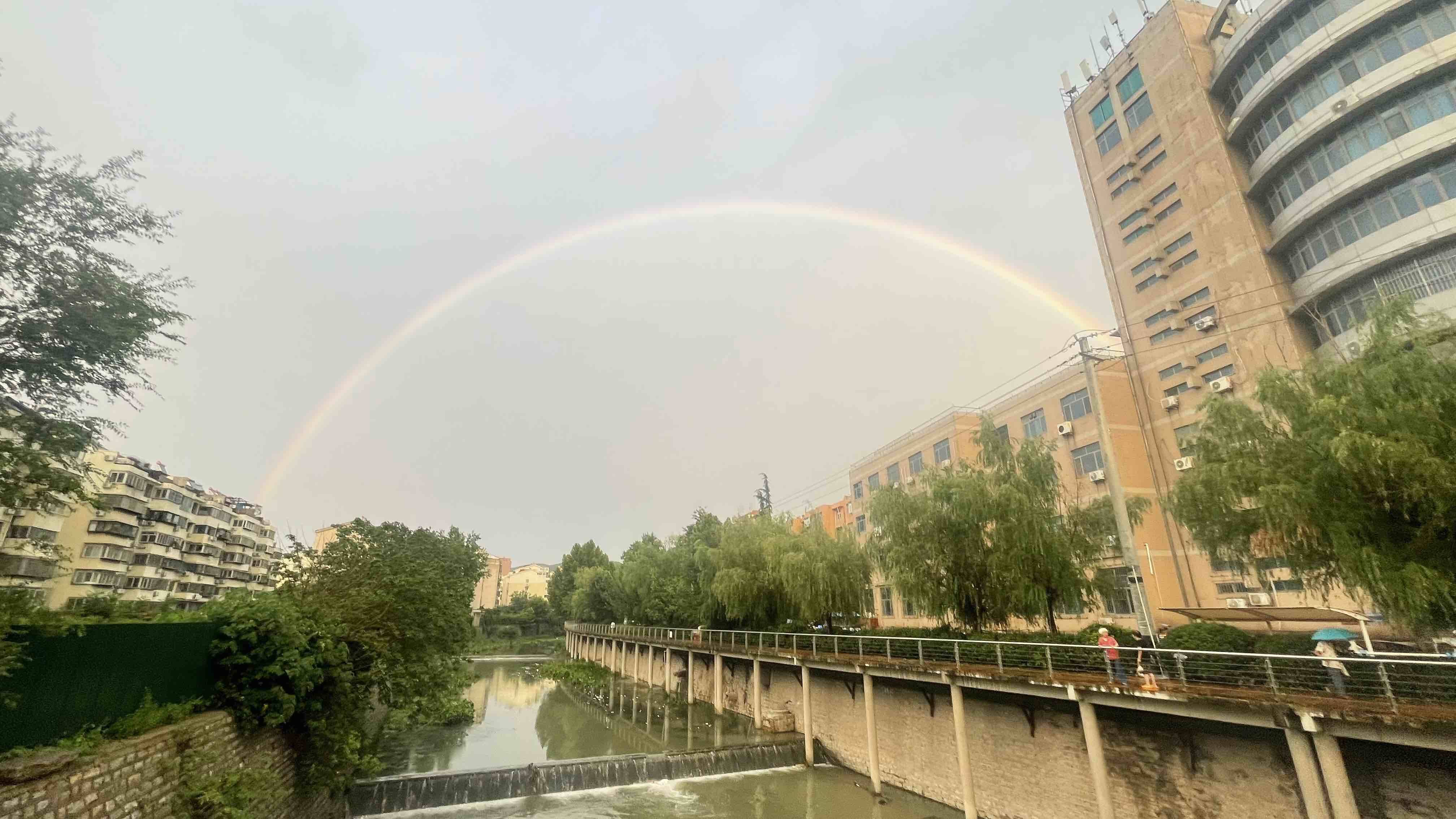 山东解除暴雨蓝色预警 全省降雨强度减弱 1日夜间枣庄和临沂有小到中雨局部暴雨