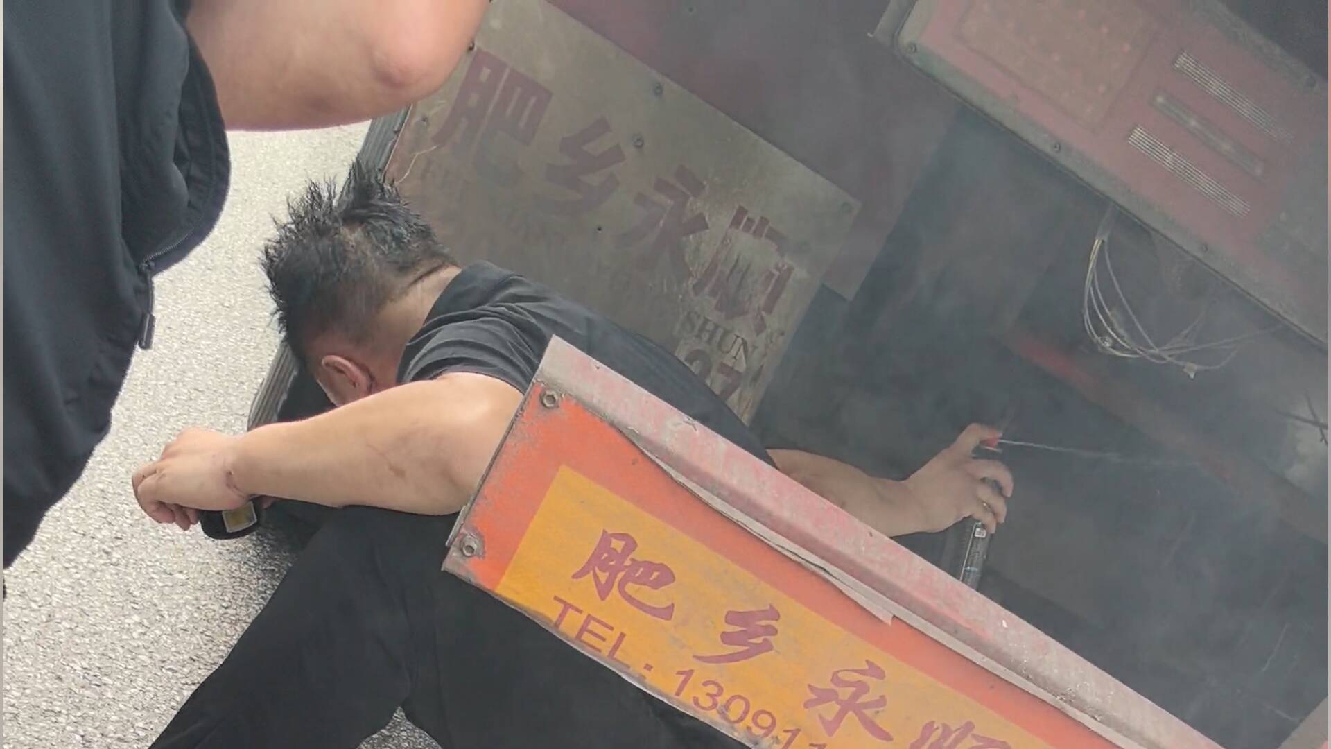 河北牌照半挂车行驶途中自燃 聊城俩小伙路遇截停及时扑救