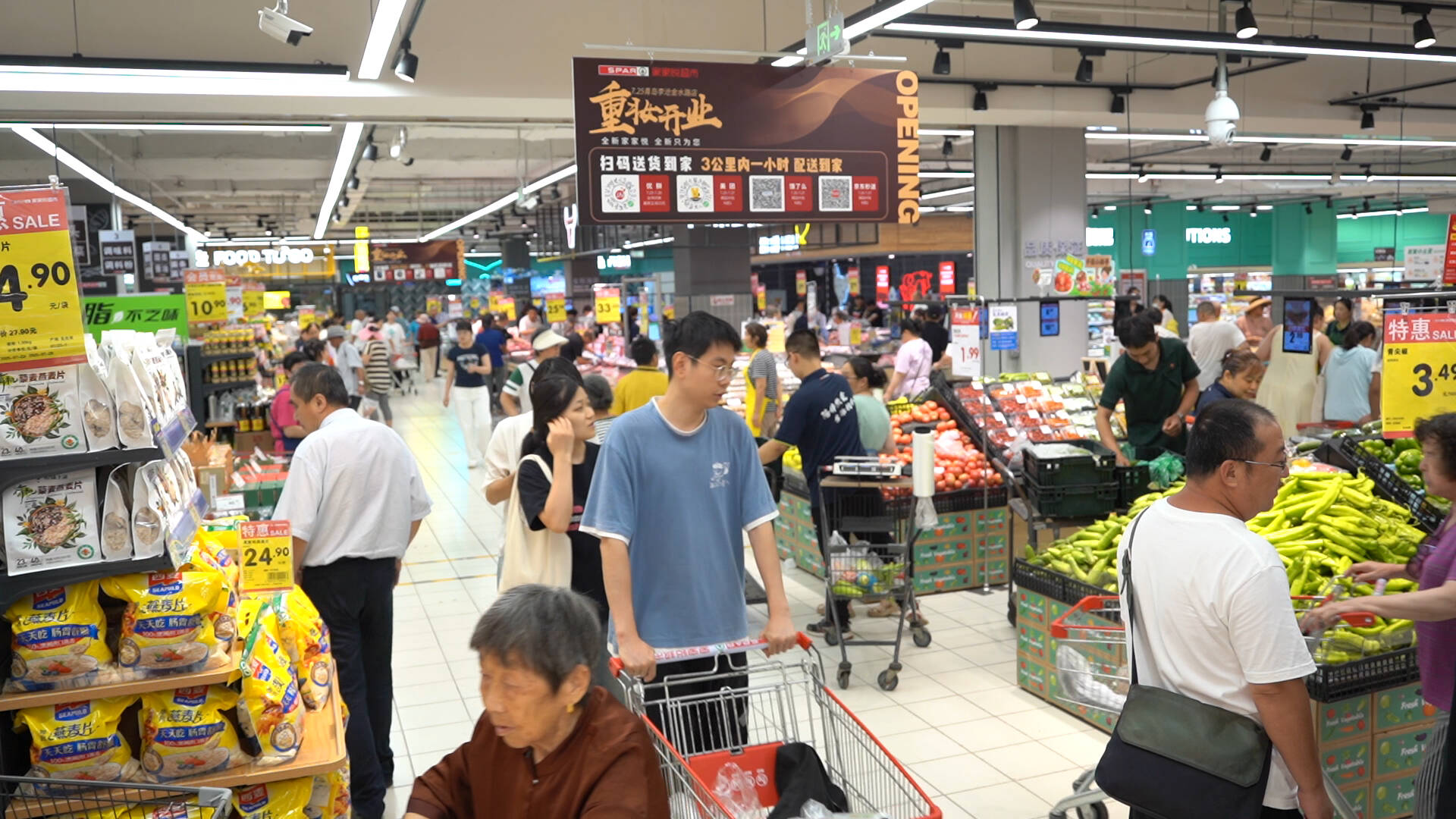 高温天气持续 青岛超市水果 熟食迎来销售热潮
