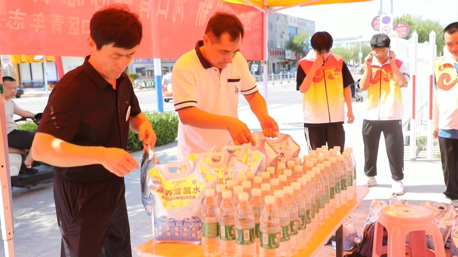 东营市河口区：“暖城送清凉” 贴心服务 为外卖骑手撑起 “夏日凉伞”
