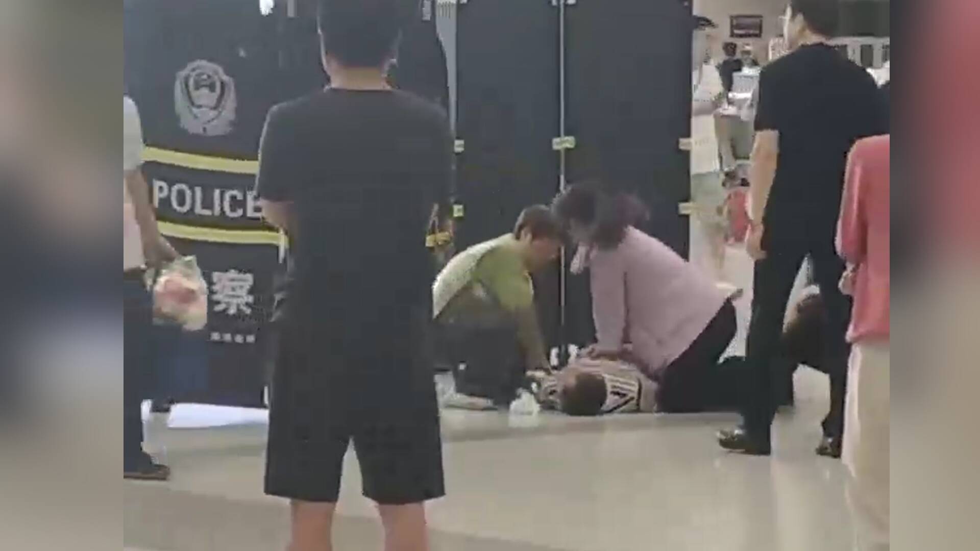 旅客突发晕厥，聊城休假护士跪地急救