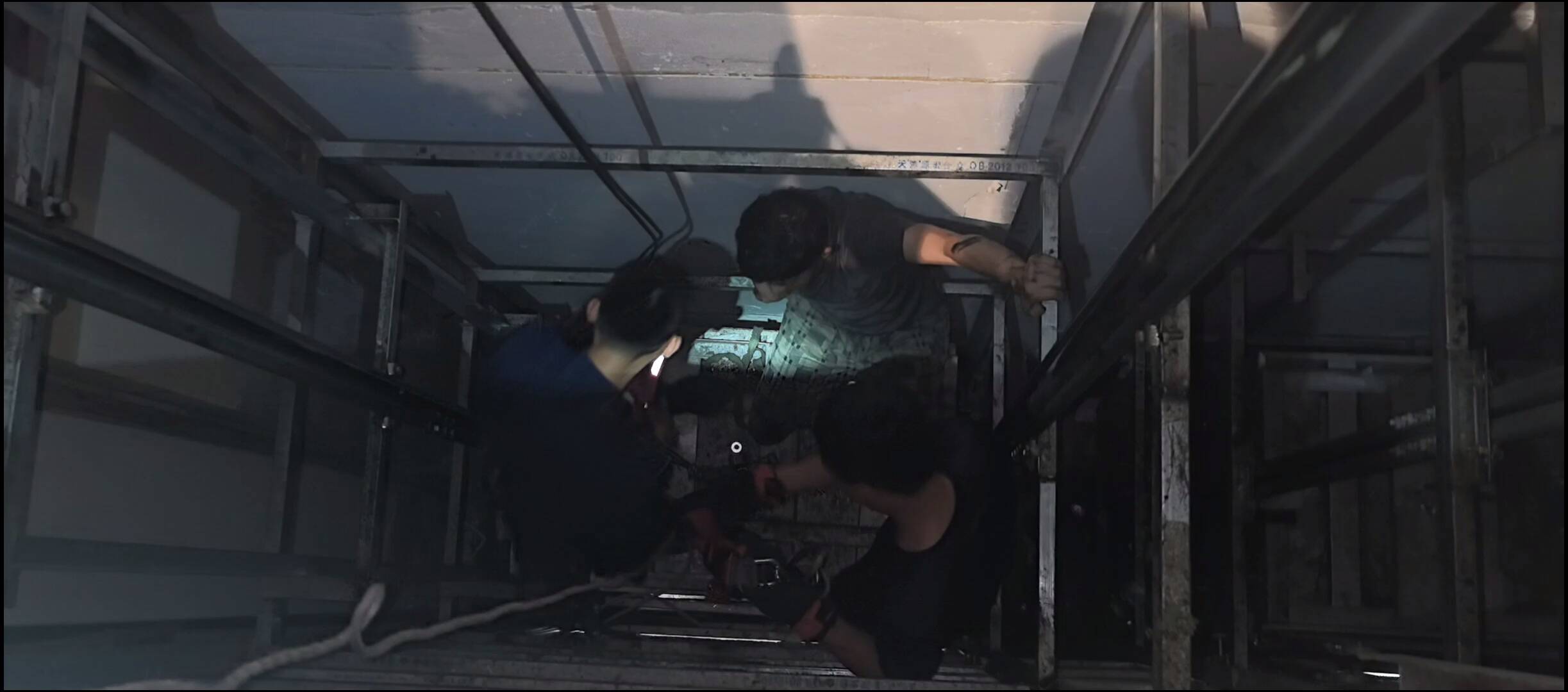 济南：工人坠落电梯井 消防员紧急救助