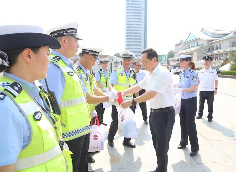济宁市总工会到基层一线调研并开展“送清凉”慰问活动