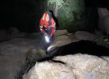 两名登山者被困 龙口市蛟龙公益应急救援队深夜成功营救