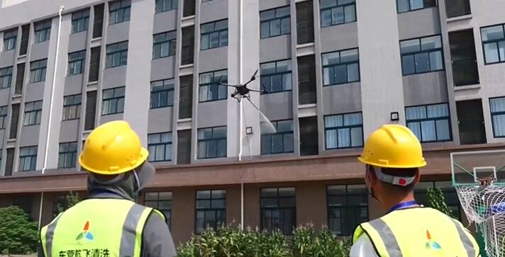 东营：空中“清洁工”上岗 智能清洗为高楼“洗澡”