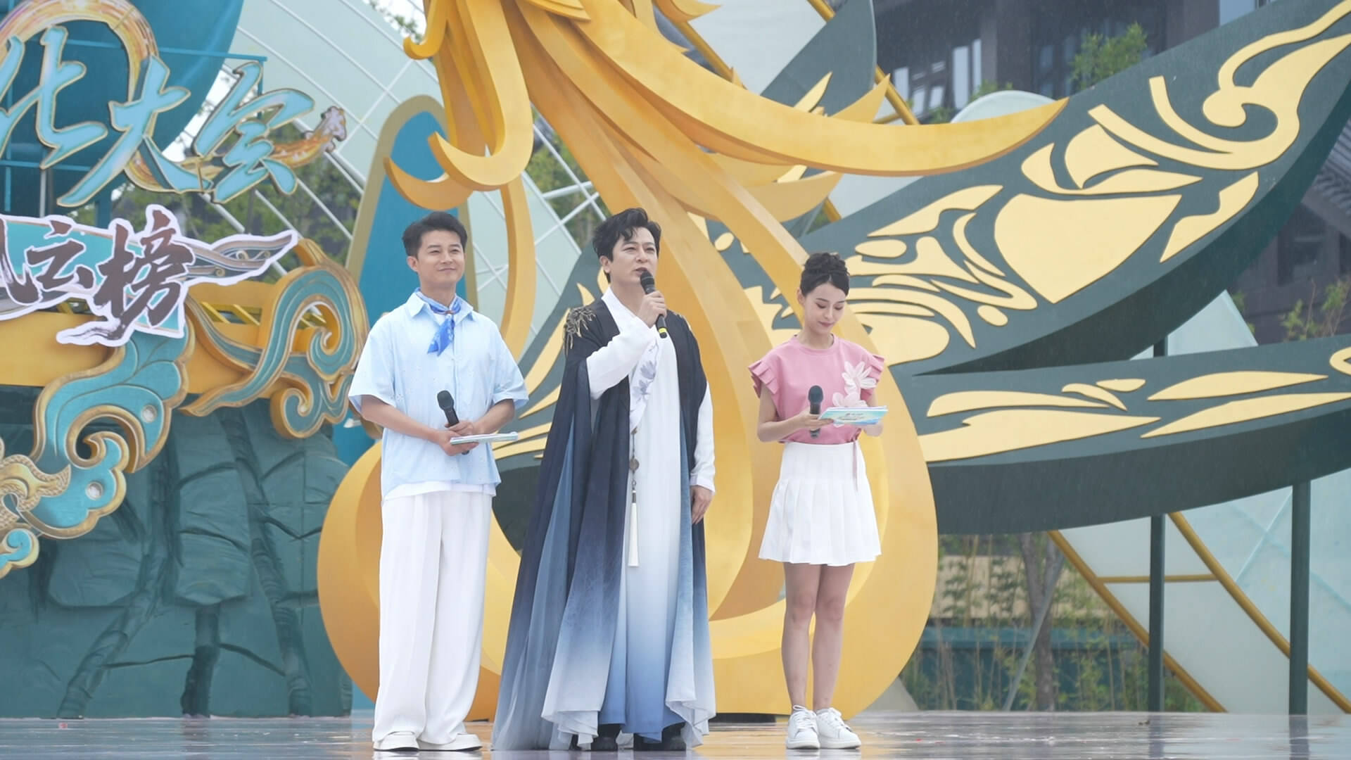 于毅现身临沂演唱《国秀之路》 表示“看了琅琊古城的秀 非常震撼”