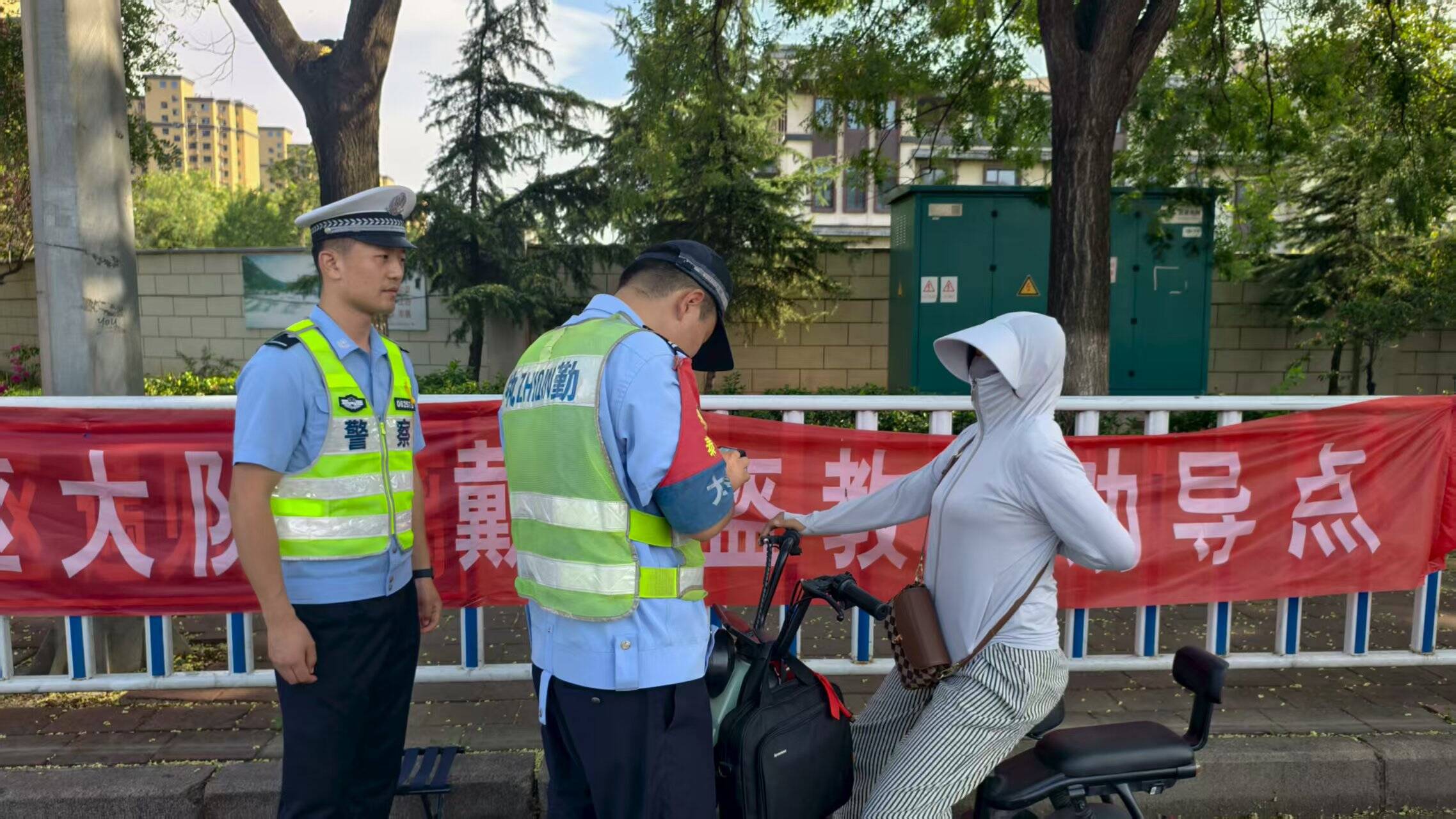 泰安交警开展“一盔一带”交通安全主题宣传活动