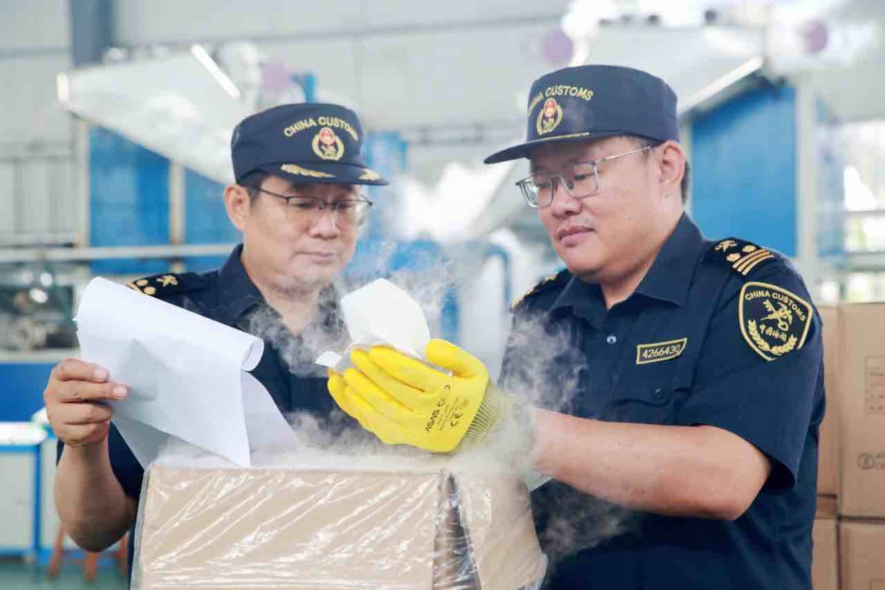 日照：68吨干冰首次出口海外