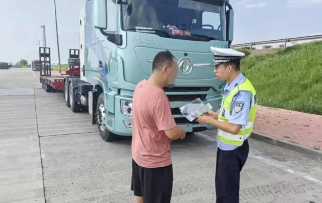 教漢語、畫圖紙、查導航……這個交警給“盲開”300公里駕駛員找到回家路