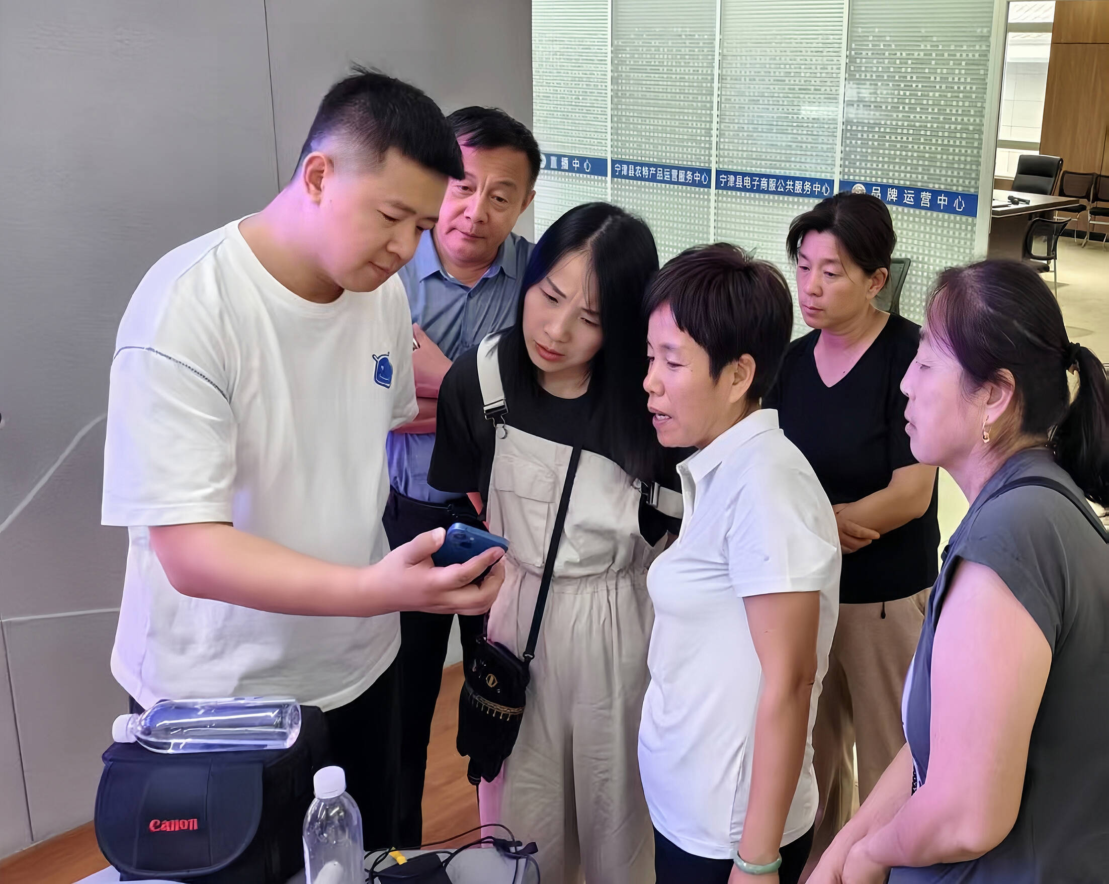 寧津縣人大代表組織專業人員為群眾講解電商APP操作流程