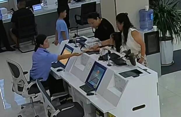 小女孩拾金不昧 濱城公安助力金項鏈物歸原主
