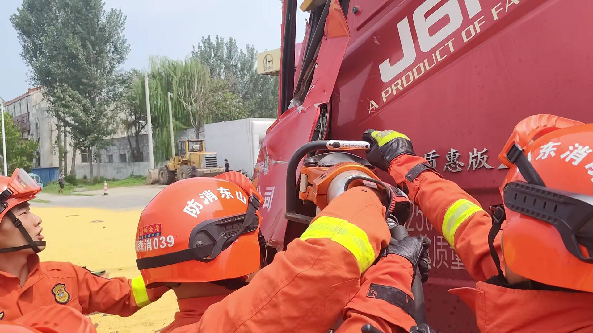 疲勞駕駛惹禍？濱州油罐車路口撞飛半掛車 司機被困駕駛室