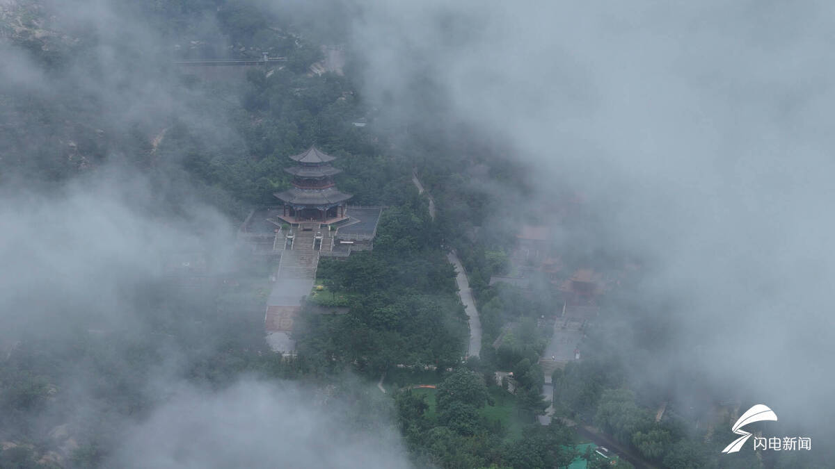 新泰：雨后山中云蒙蒙 静谧山峦似仙宫