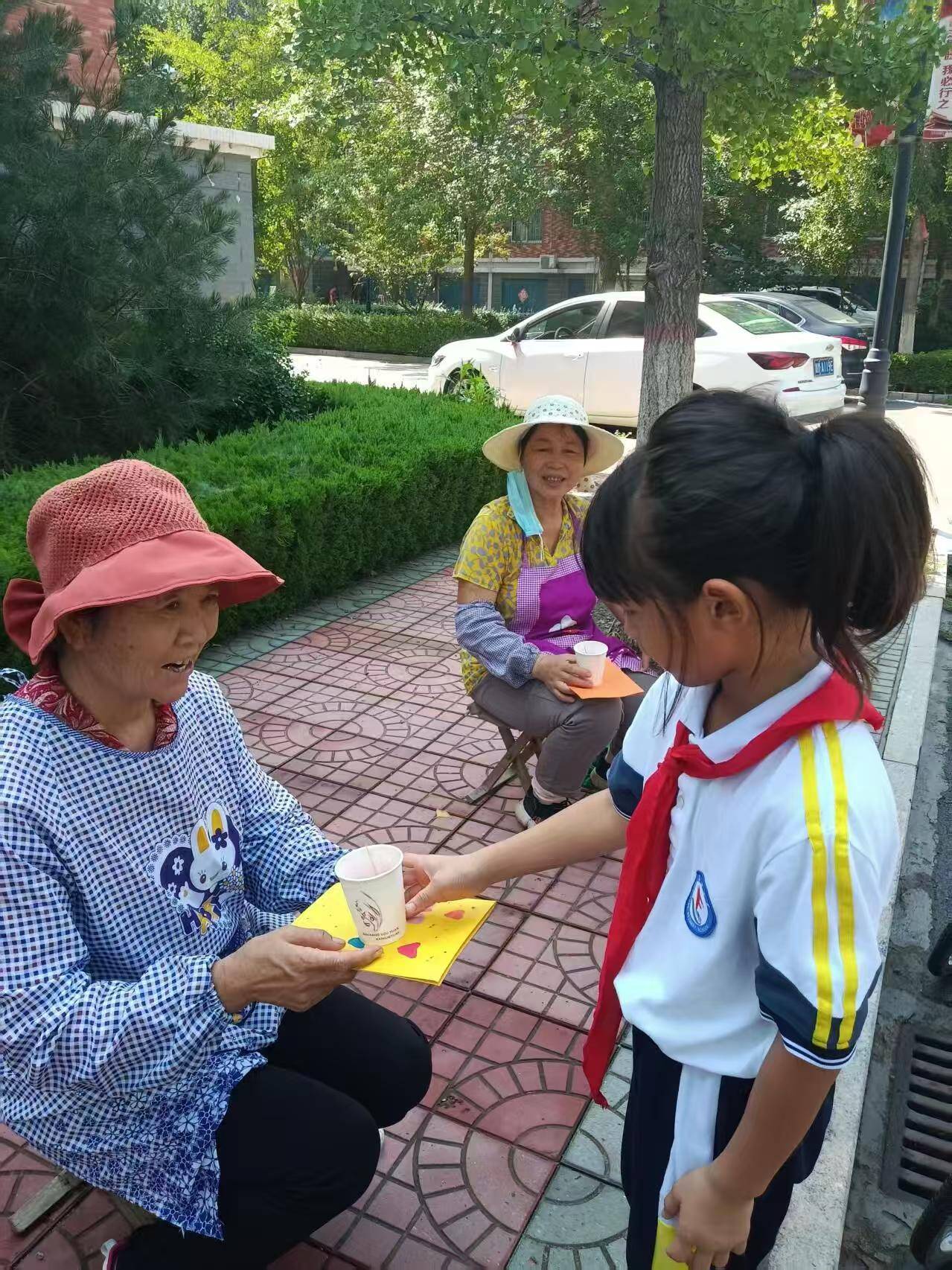 濱州：小朋友制作清涼飲品和愛心卡片 送給戶外勞動者