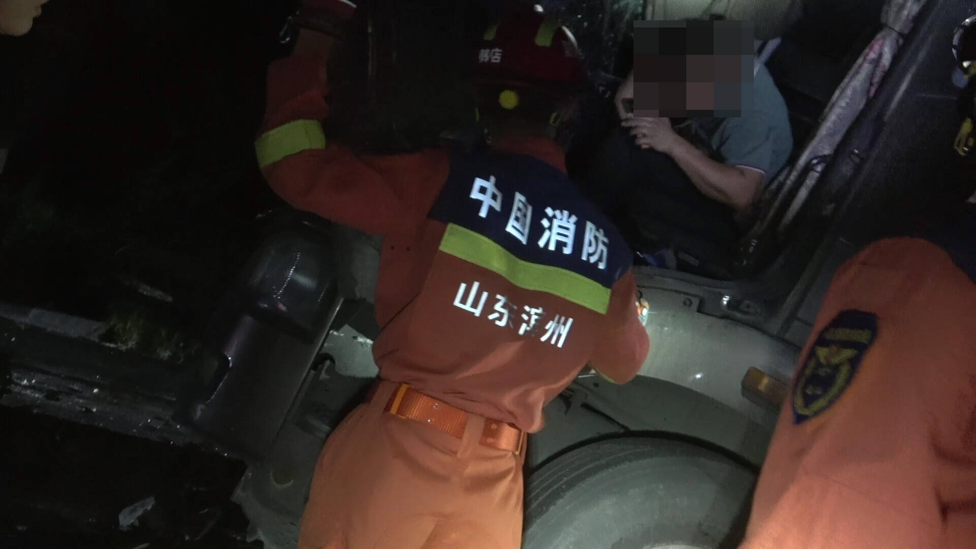 凌晨2點半！鄒平308國道兩半掛車追尾 消防破拆救出被困司機