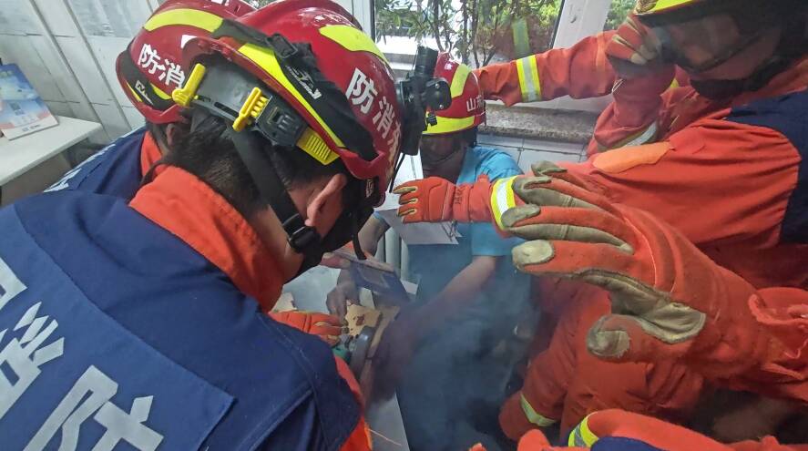 青島：男子拇指遭鋼釘穿透 消防緊急破拆救援